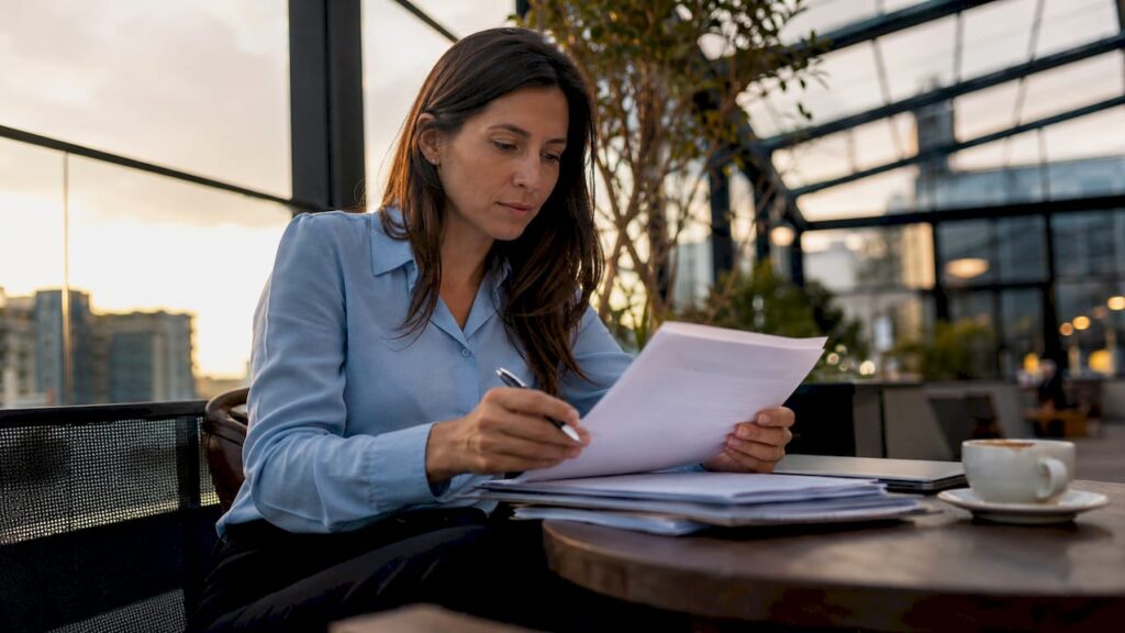 Responsable de logística revisando la documentación relacionada con el reciclaje