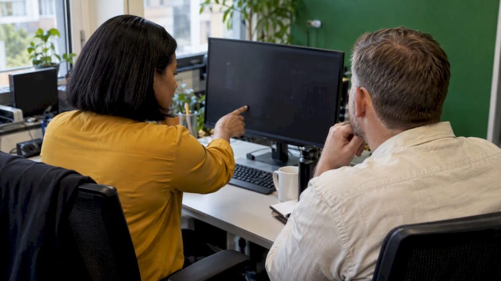 Equipo evaluando herramientas para la gestión de activos