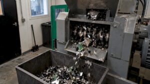 Cámara registrando fragmentos de un disco destrozado